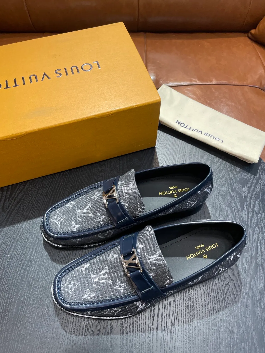 [LV] Leather shoes - High-end quality - Upper: 🔝Tumbled cowhide, Nappa cowhide, brand logo sewn on the shoe body - Inner: cowhide, foot pad; water-dyed cowhide - Outsole: T men's shoes 💰R·Rubber foam; two-color molded outsole -Super high quality control·Fine workmanship: highlighted (high-end·luxury·grade) -Size: 38-44 (45 can be customized)